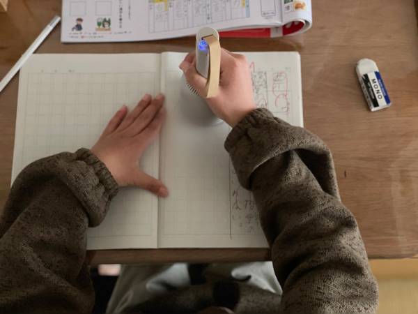 家族みんなが使いやすい卓上掃除機バキューミで、集中できる学習スペースをつくろう。[PR]