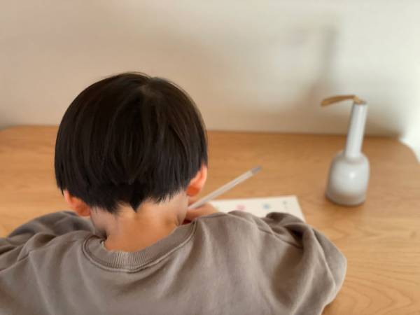 家族みんなが使いやすい卓上掃除機バキューミで、集中できる学習スペースをつくろう。[PR]