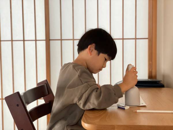 家族みんなが使いやすい卓上掃除機バキューミで、集中できる学習スペースをつくろう。[PR]