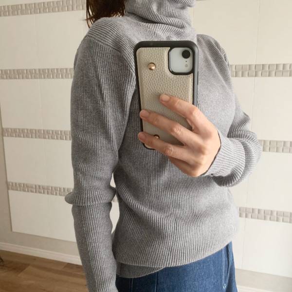 定番アイテムに差が付く！ 身体のラインを綺麗に見せてくれる「着瘦せタートルニット」[PR]