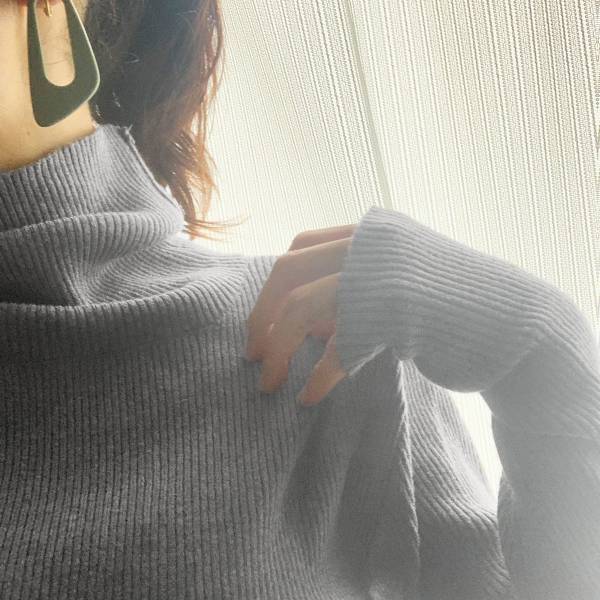 定番アイテムに差が付く！ 身体のラインを綺麗に見せてくれる「着瘦せタートルニット」[PR]