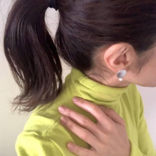 アクセサリー選びに失敗したくない人へ。 毎日身につけたい心地よさの「ハーフトーンイヤリング」[PR]