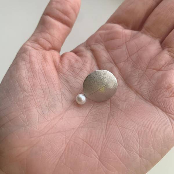 アクセサリー選びに失敗したくない人へ。 毎日身につけたい心地よさの「ハーフトーンイヤリング」[PR]