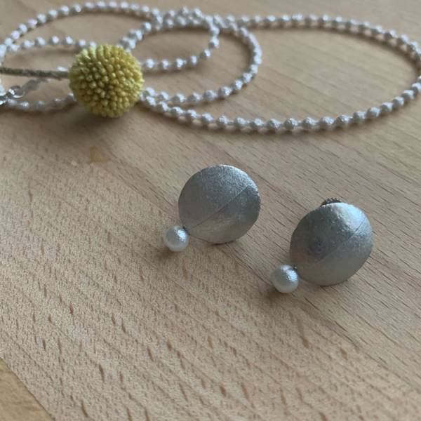 アクセサリー選びに失敗したくない人へ。 毎日身につけたい心地よさの「ハーフトーンイヤリング」[PR]