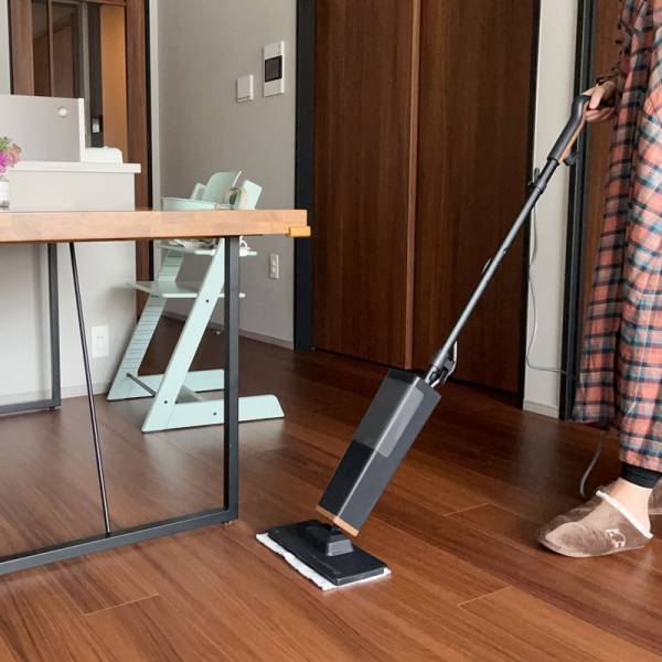 洗剤いらずで床がサラサラ！食べこぼしの床掃除が快適楽チンになった話。[PR]