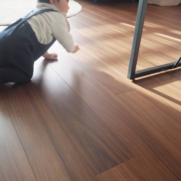 洗剤いらずで床がサラサラ！食べこぼしの床掃除が快適楽チンになった話。[PR]