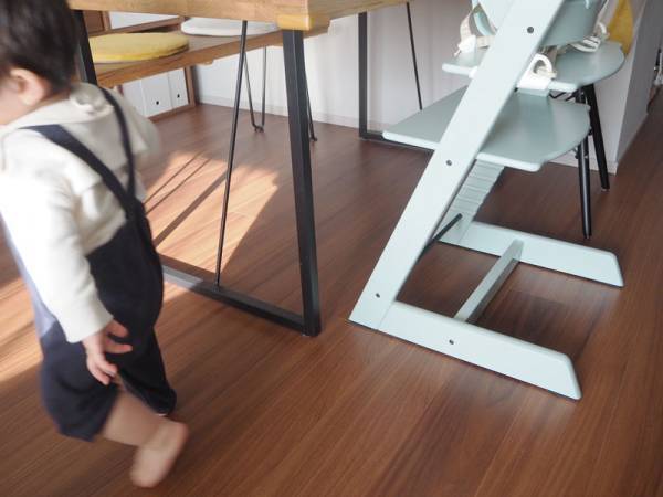 洗剤いらずで床がサラサラ！食べこぼしの床掃除が快適楽チンになった話。[PR]