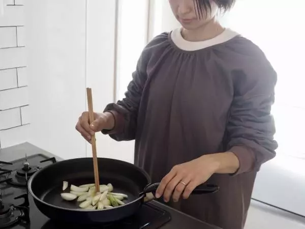 ワンピ感覚で着れる！洋服を汚れから守ってくれて、家事をするとき暖かい「2way割烹着」