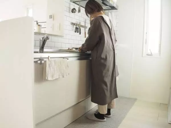 ワンピ感覚で着れる！洋服を汚れから守ってくれて、家事をするとき暖かい「2way割烹着」