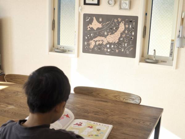 アートのようにリビングに飾って、遊びながら学べる。「FORNE（フォルネ）知育ポスター　日本地図」[PR]
