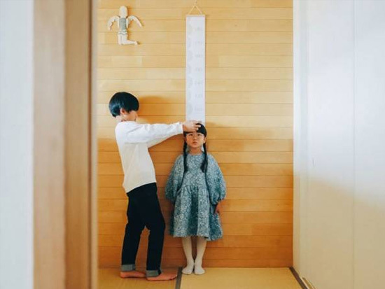 子どもの成長を楽しく記録　「北欧デザインの身長計タペストリー」