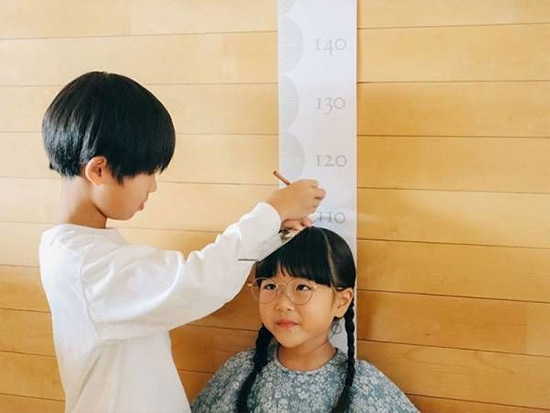 子どもの成長を楽しく記録　「北欧デザインの身長計タペストリー」
