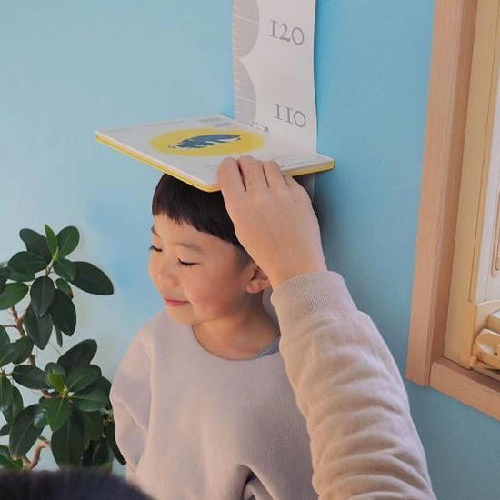 子どもの成長を楽しく記録　「北欧デザインの身長計タペストリー」