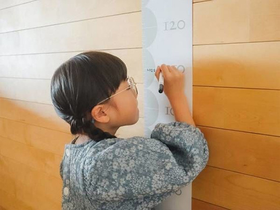 子どもの成長を楽しく記録　「北欧デザインの身長計タペストリー」