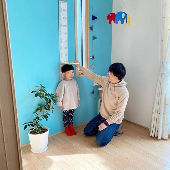 子どもの成長を楽しく記録　「北欧デザインの身長計タペストリー」