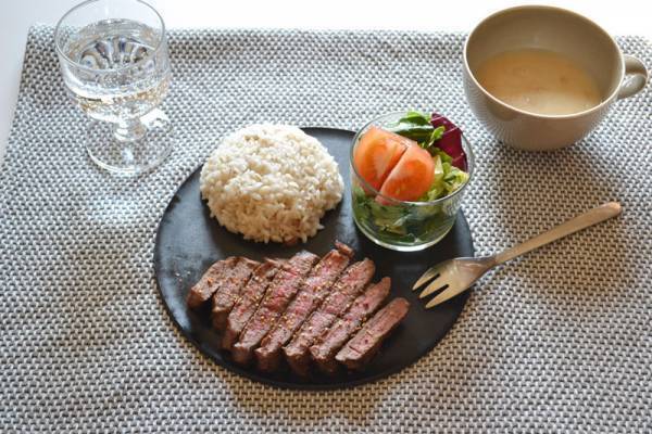 まな板にもなるお皿「チョップレート」　食事にもおやつタイムにも大活躍！