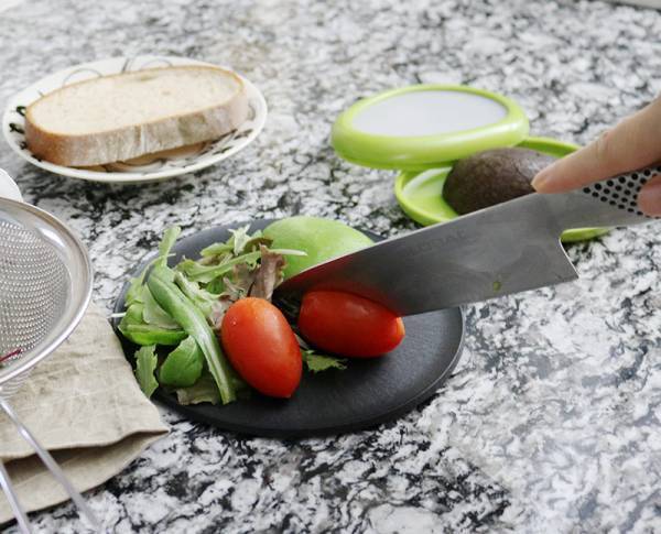 まな板にもなるお皿「チョップレート」　食事にもおやつタイムにも大活躍！