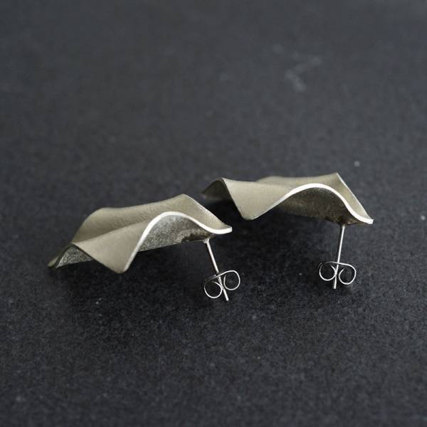 手仕事から生まれた優しい風合いが魅力。スタッフ人気も高い「kohachiro 錫（すず）ピアス」使用レポ[PR]