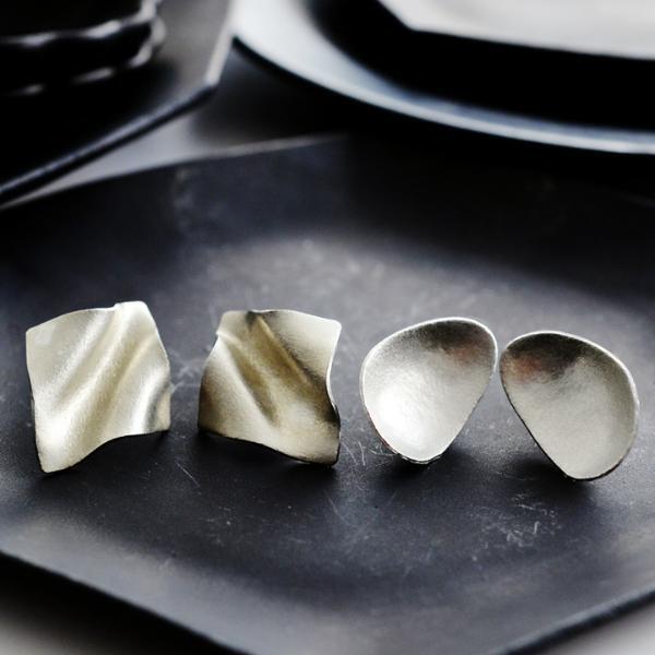 手仕事から生まれた優しい風合いが魅力。スタッフ人気も高い「kohachiro 錫（すず）ピアス」使用レポ[PR]