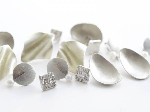 手仕事から生まれた優しい風合いが魅力。スタッフ人気も高い「kohachiro 錫（すず）ピアス」使用レポ[PR]