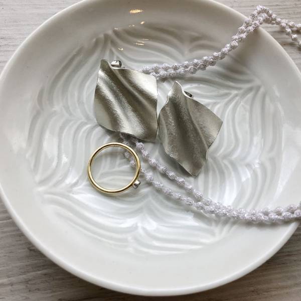 手仕事から生まれた優しい風合いが魅力。スタッフ人気も高い「kohachiro 錫（すず）ピアス」使用レポ[PR]