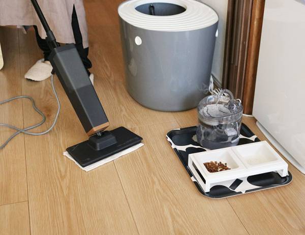 もっと快適に、猫との暮らし。スチームモップなら床サラサラでハウスダスト、アレルギー対策にも。[PR]