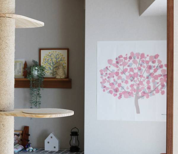 お部屋に一足早く春を呼び込む。北欧ライクで飾りやすい「桜のタペストリー」[PR]