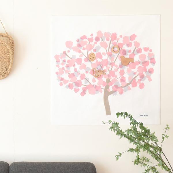 お部屋に一足早く春を呼び込む。北欧ライクで飾りやすい「桜のタペストリー」[PR]