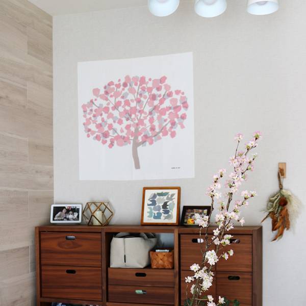 お部屋に一足早く春を呼び込む。北欧ライクで飾りやすい「桜のタペストリー」[PR]