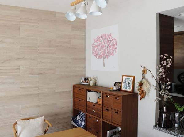 お部屋に一足早く春を呼び込む。北欧ライクで飾りやすい「桜のタペストリー」[PR]