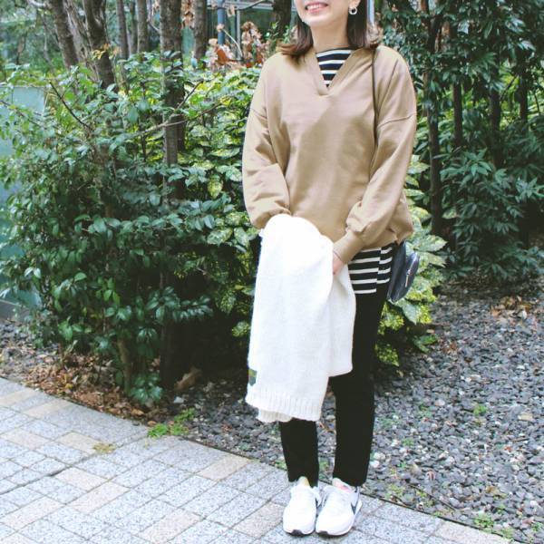 1枚でも！レイヤードにも！スキッパ—ネックプルオーバーの【冬→春】スタッフ着回しコーデ[PR]