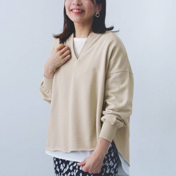 1枚でも！レイヤードにも！スキッパ—ネックプルオーバーの【冬→春】スタッフ着回しコーデ[PR]