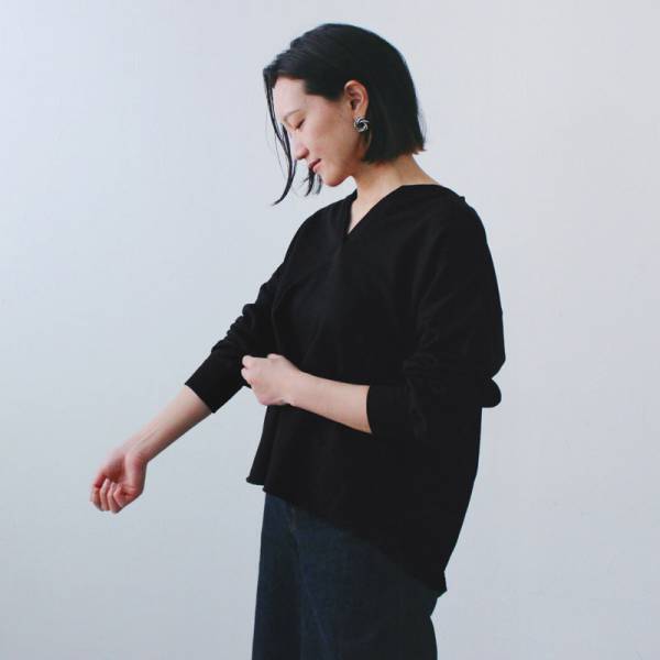 1枚でも！レイヤードにも！スキッパ—ネックプルオーバーの【冬→春】スタッフ着回しコーデ[PR]