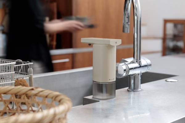 除菌生活の見直しに！限定色ベージュも仲間入りしたオートディスペンサー[PR]