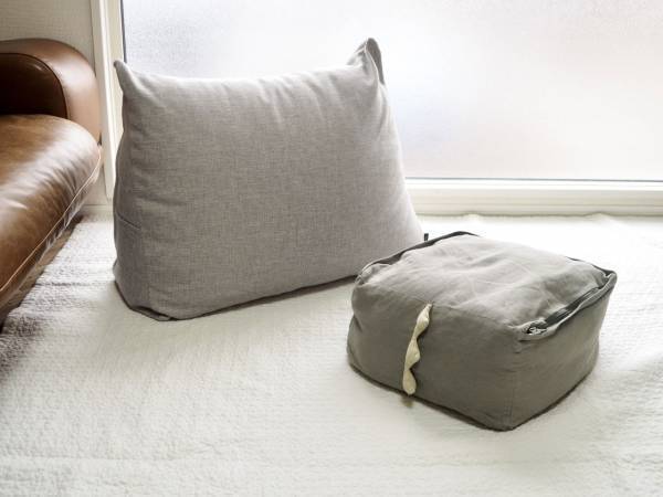 布団を収納しながら、狭いリビングでもくつろぎスペースを作れる。bon moment「背もたれになる布団収納ケース」[PR]