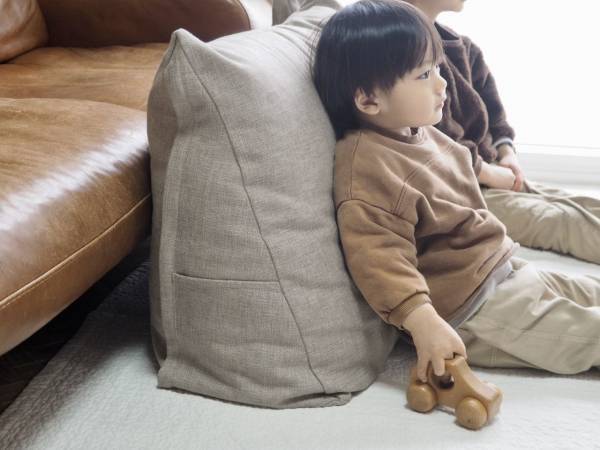 布団を収納しながら、狭いリビングでもくつろぎスペースを作れる。bon moment「背もたれになる布団収納ケース」[PR]