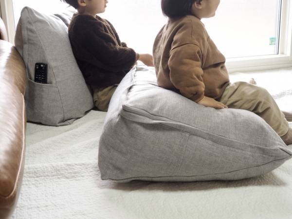 布団を収納しながら、狭いリビングでもくつろぎスペースを作れる。bon moment「背もたれになる布団収納ケース」[PR]