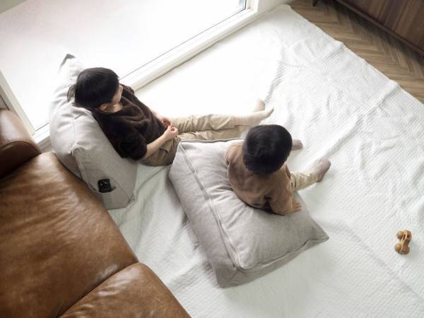 布団を収納しながら、狭いリビングでもくつろぎスペースを作れる。bon moment「背もたれになる布団収納ケース」[PR]