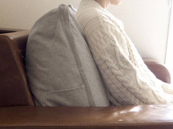 布団を収納しながら、狭いリビングでもくつろぎスペースを作れる。bon moment「背もたれになる布団収納ケース」[PR]