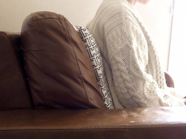 布団を収納しながら、狭いリビングでもくつろぎスペースを作れる。bon moment「背もたれになる布団収納ケース」[PR]