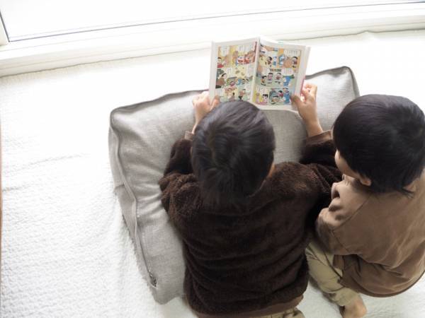 布団を収納しながら、狭いリビングでもくつろぎスペースを作れる。bon moment「背もたれになる布団収納ケース」[PR]