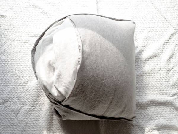 布団を収納しながら、狭いリビングでもくつろぎスペースを作れる。bon moment「背もたれになる布団収納ケース」[PR]