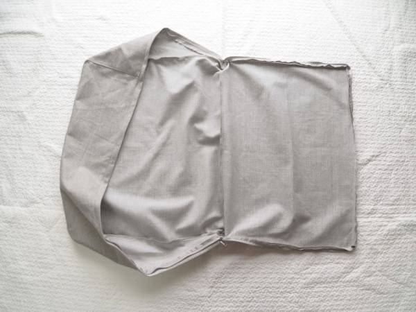 布団を収納しながら、狭いリビングでもくつろぎスペースを作れる。bon moment「背もたれになる布団収納ケース」[PR]