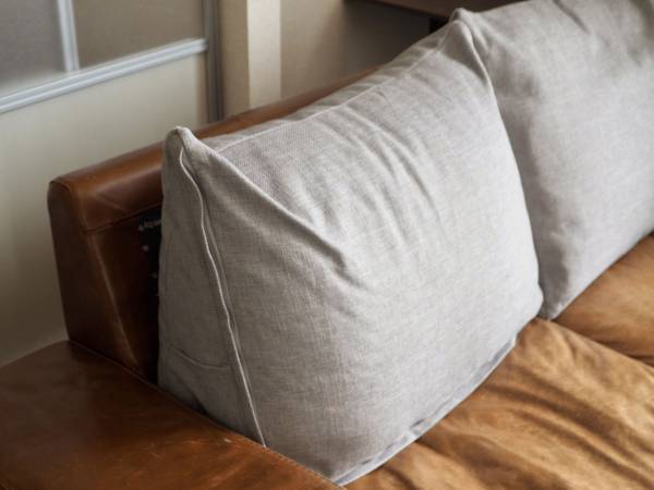 布団を収納しながら、狭いリビングでもくつろぎスペースを作れる。bon moment「背もたれになる布団収納ケース」[PR]