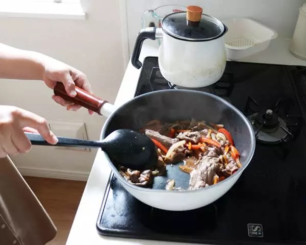 1台7役はマルチポットだけじゃない!蒸す&焼くが加わった「マルチパン」で毎日のお料理を簡単シンプルに。