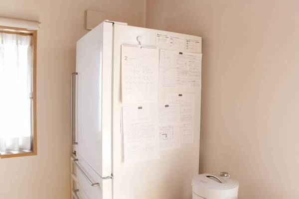 園からのおたよりで埋め尽くされた冷蔵庫が「貼るファイル」で劇的スッキリ！[PR]