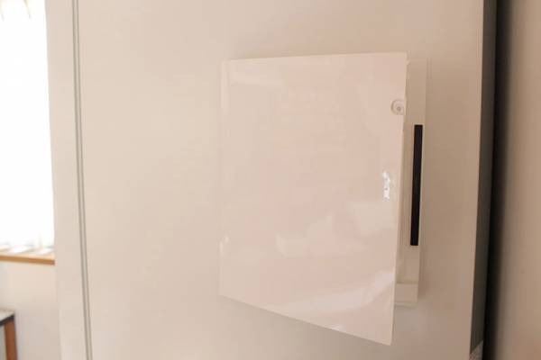 園からのおたよりで埋め尽くされた冷蔵庫が「貼るファイル」で劇的スッキリ！[PR]