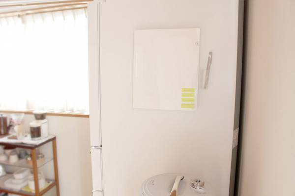 園からのおたよりで埋め尽くされた冷蔵庫が「貼るファイル」で劇的スッキリ！[PR]