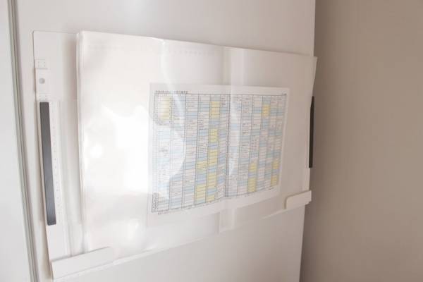 園からのおたよりで埋め尽くされた冷蔵庫が「貼るファイル」で劇的スッキリ！[PR]