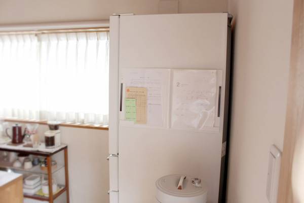 園からのおたよりで埋め尽くされた冷蔵庫が「貼るファイル」で劇的スッキリ！[PR]
